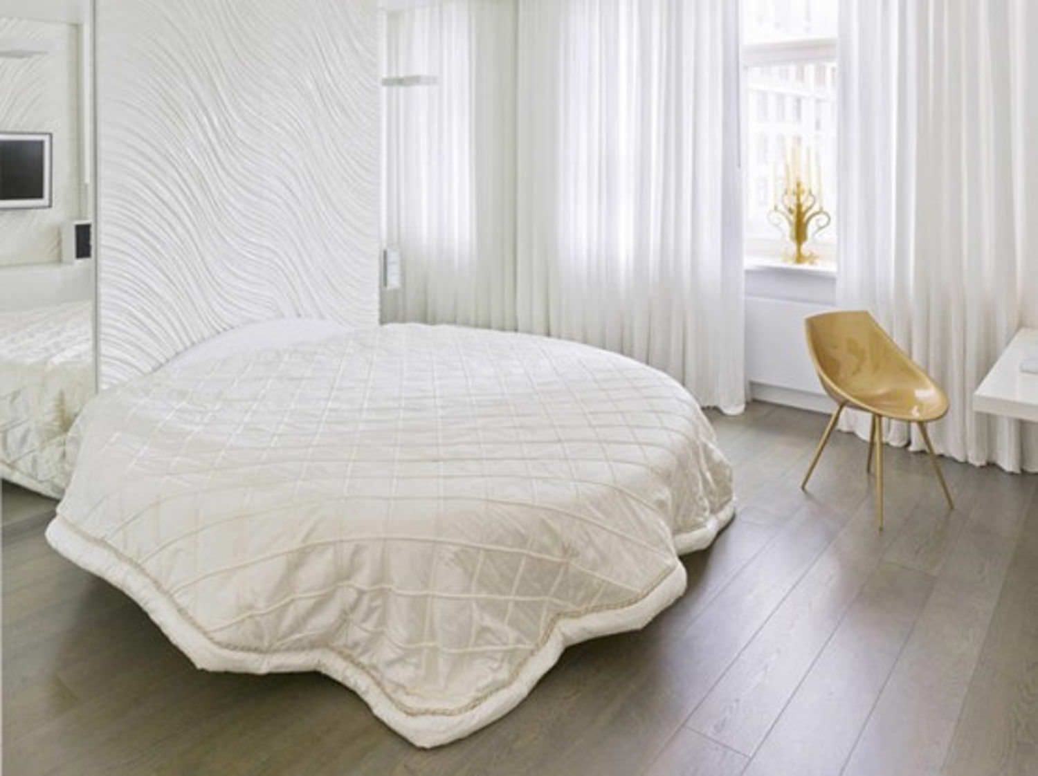 Белая спальня с круглой кроватью