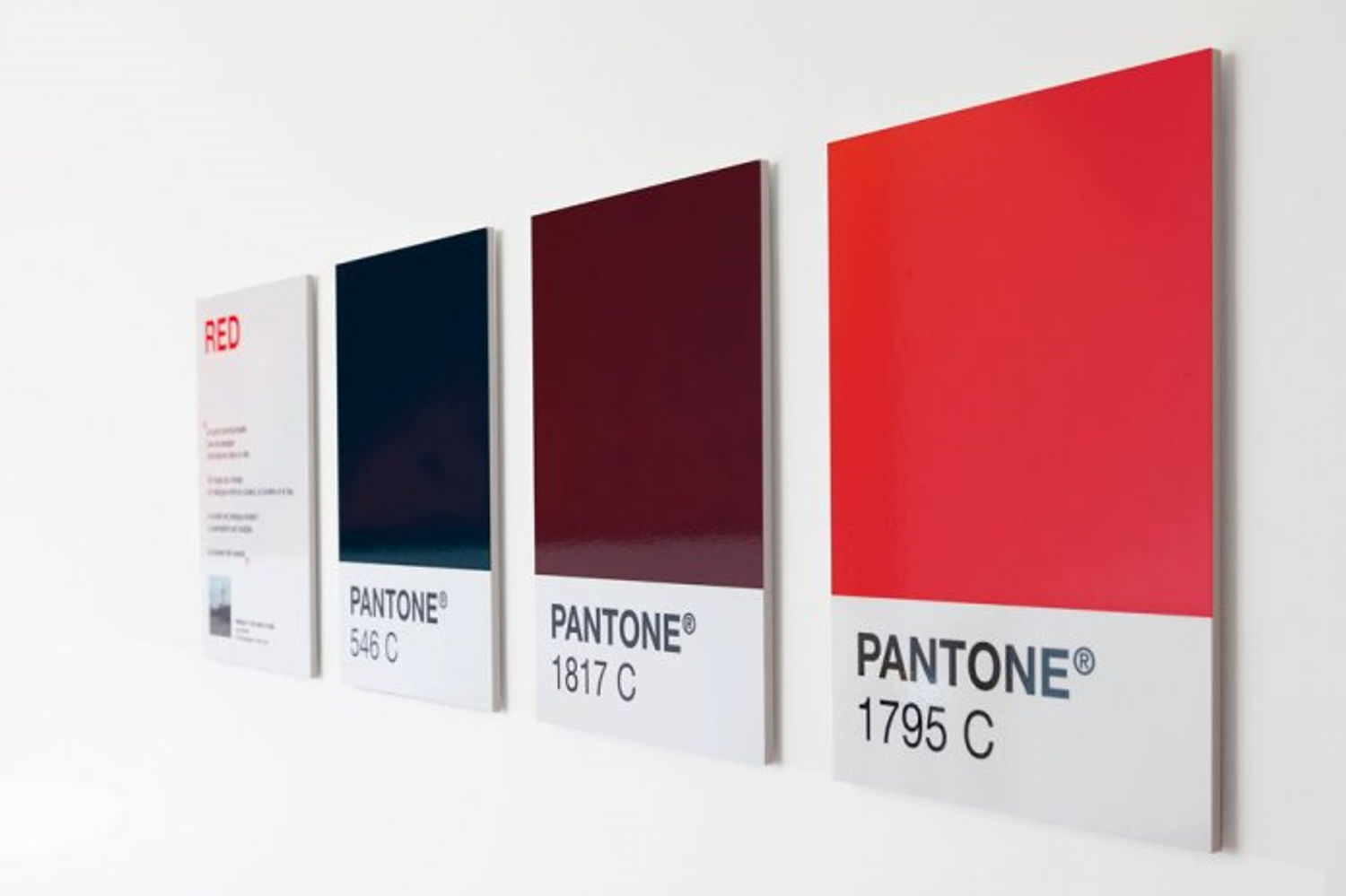  :  Pantone  