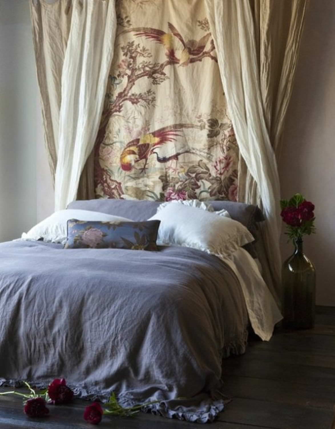 Божественно – цветы и текстиль в спальне
